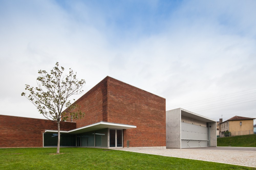 Fire Station in Santo Tirso / Alvaro Siza