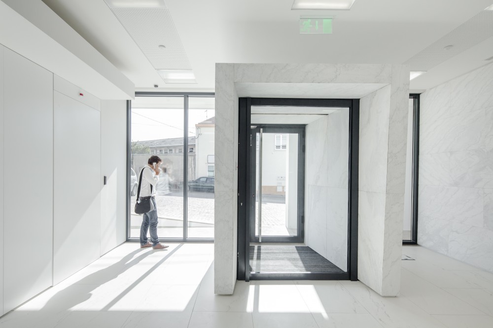 Banking Branch in Colmeias / 2L Atelier Arquitectos