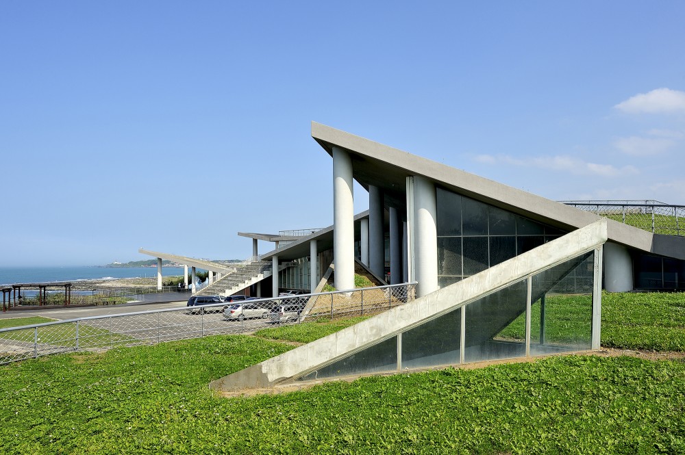 Baisha Wan Beach and Visitor Centre / Wang Weijen Architecture
