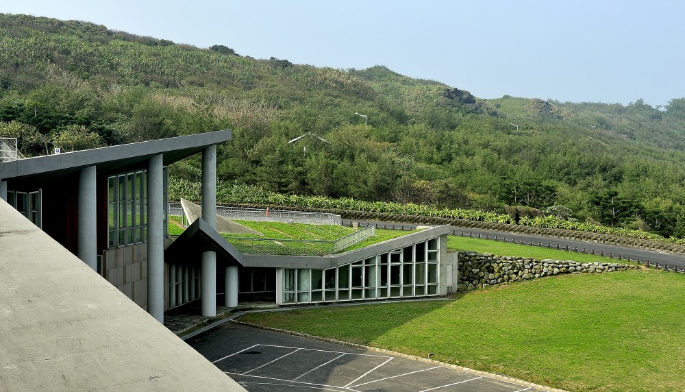 Baisha Wan Beach and Visitor Centre / Wang Weijen Architecture