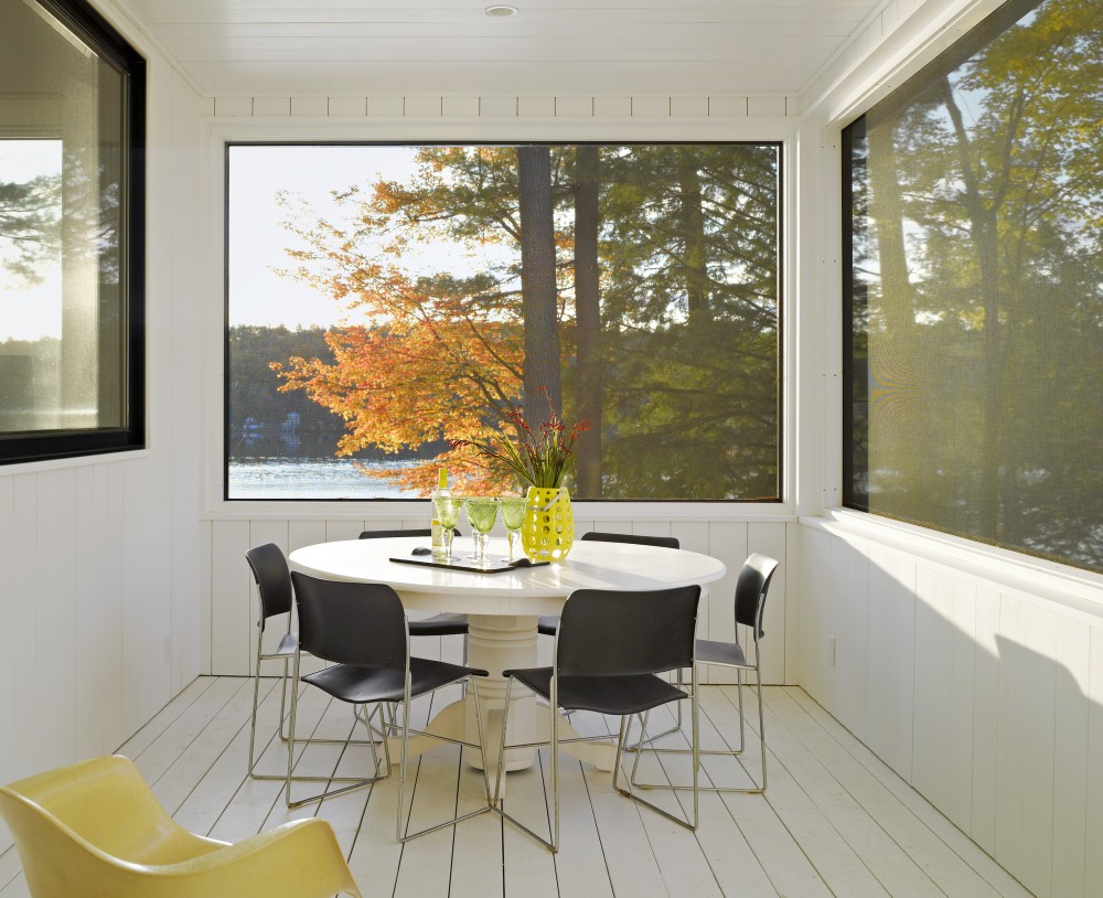 Cantilever Lake House / Birdseye Design