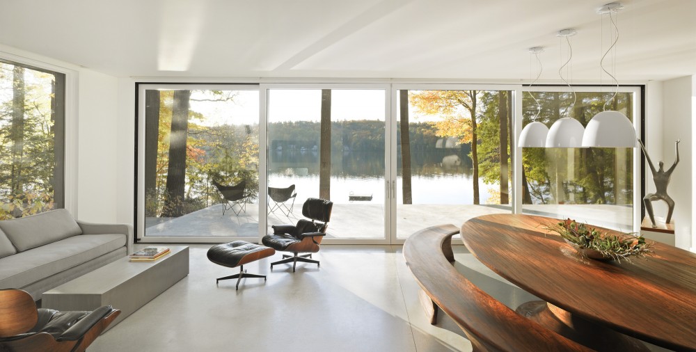 Cantilever Lake House / Birdseye Design