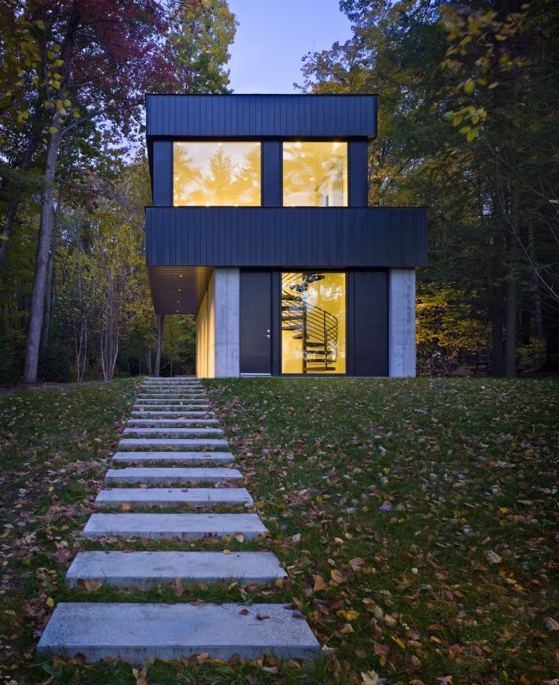 Cantilever Lake House / Birdseye Design