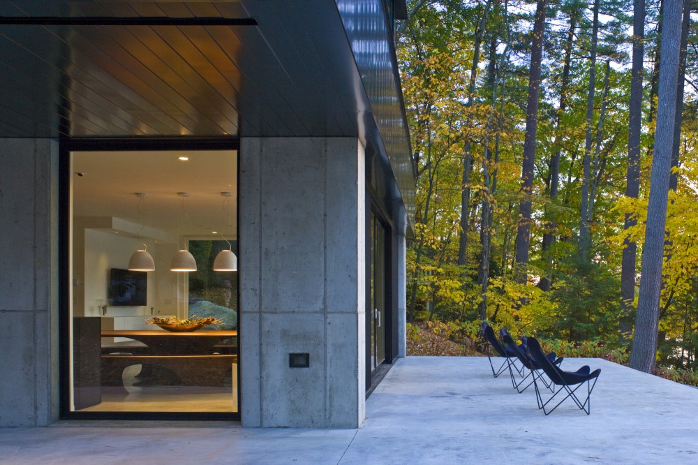 Cantilever Lake House / Birdseye Design