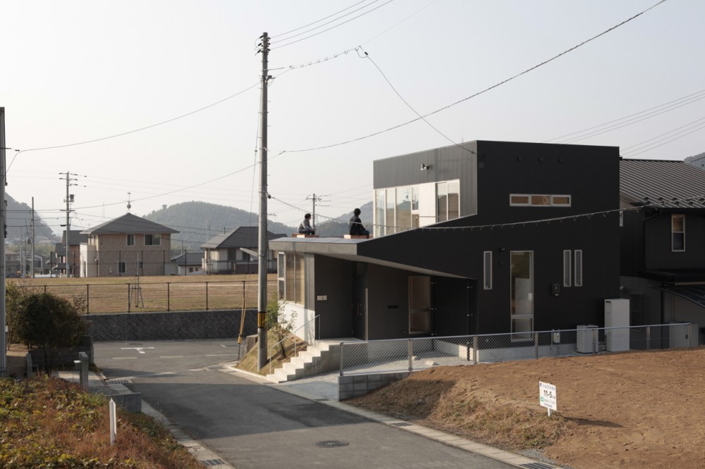 House of Bank and Roof / Masao Yahagi Architects