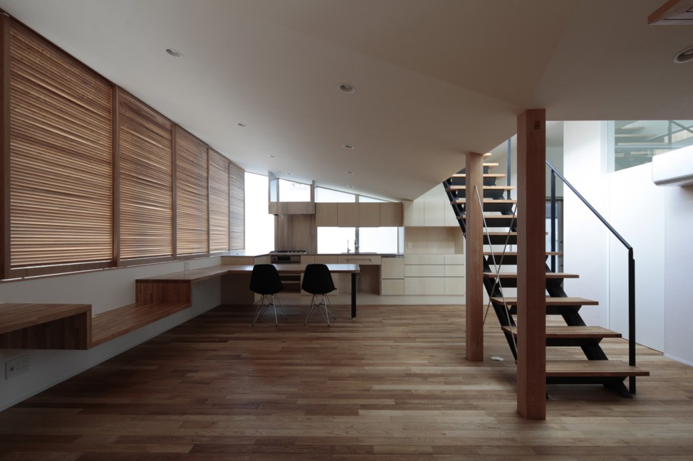 House of Bank and Roof / Masao Yahagi Architects
