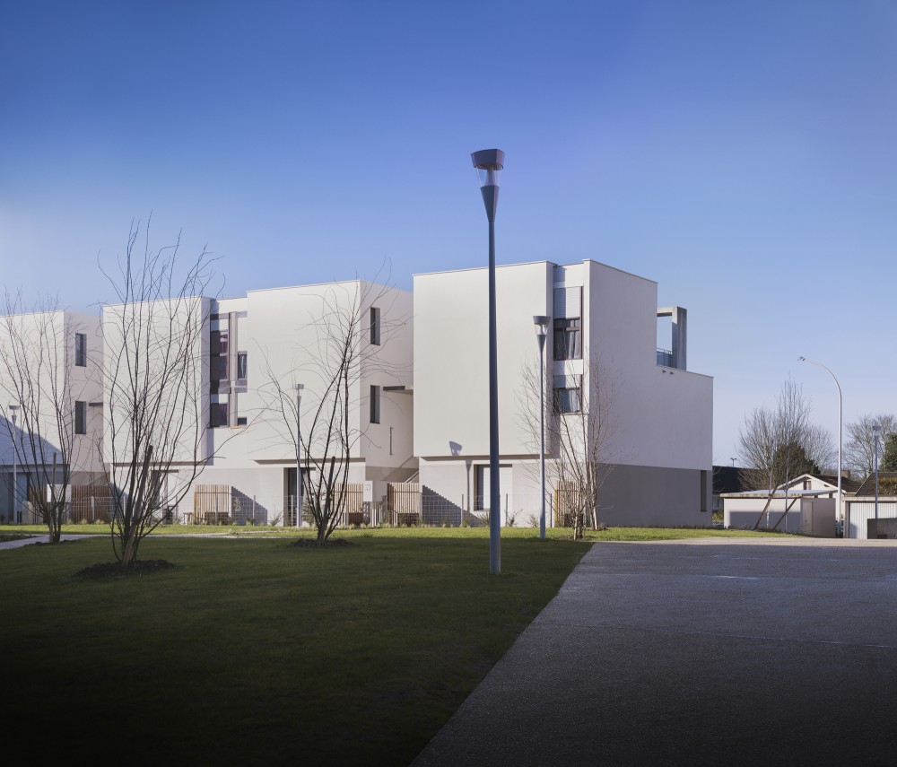 38 Social Housing in Eaubonne / LEM +