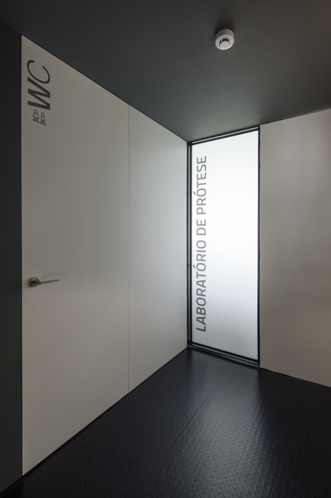 Dental Clinic in Oporto / Paulo Merlini