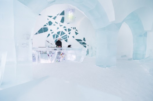 ICEBAR BY ICEHOTEL Jukkasjarvi - Photo © Paulina Holmgren