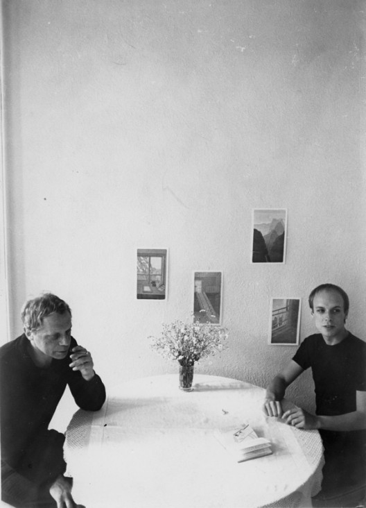 Peter Schmidt with Brian Eno. What would it be like to sit at that table in that room. Via revelinnewyork.com