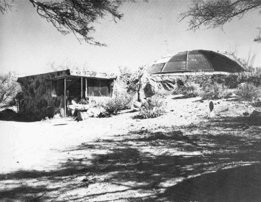 The entry, with the dome beyond. © 1985 Julius Shulman