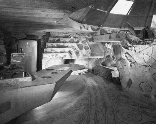 The cantilevered counter and the sitting area. © 1985 Julius Shulman