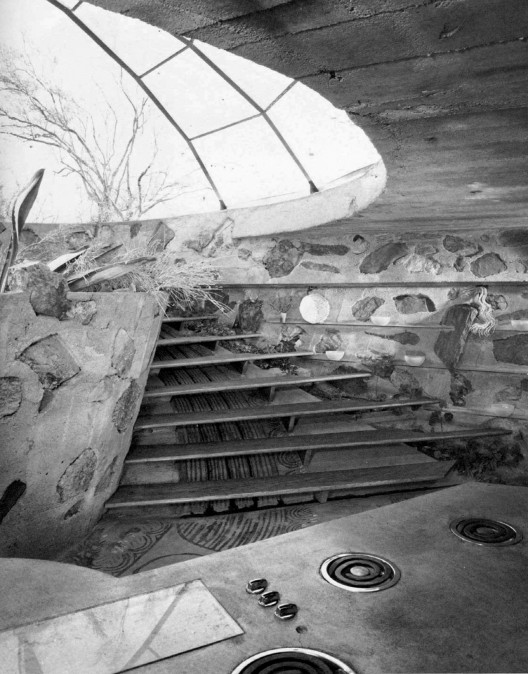 The transition from cave to sky. © 1985 Julius Shulman