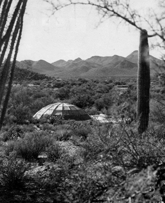 The Dome in its Sonoran Desert landscape. © 1985 Julius Shulman