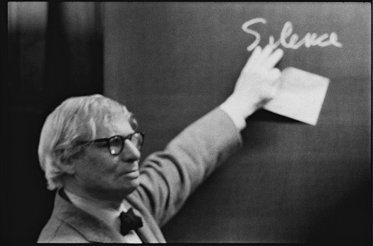 Louis I. Kahn during the lecture at the ETH Zurich. Photographs by Peter Wenger © Archives de la construction moderne – Acm, EPF Lausanne
