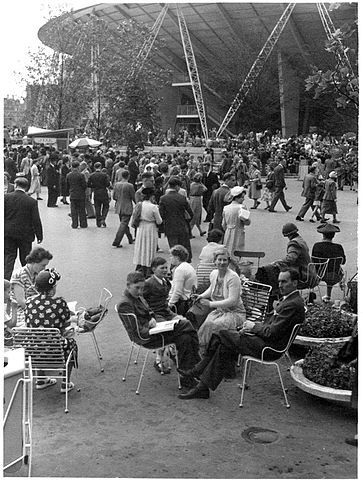 Visitors to the Festival of Britain in front of the Dome of Discovery. (Southbank Centre Archive/Mrs Holland). Courtesy of Wikimedia Commons User Opringle