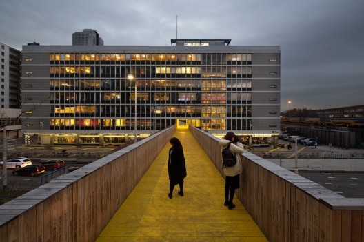 Luchtsingel, a crowdfunded bridge in Rotterdam. Image © Ossip van Duivebode