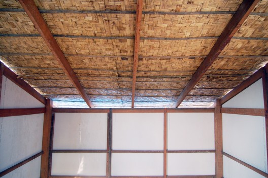 Loft with insulated roof using thatch and zinc