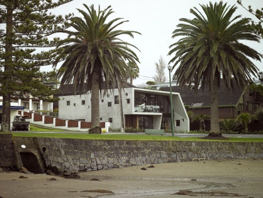 Waiake Beach House, Torbay, Auckland, by Stevens Lawson Architects / © Mike Smith