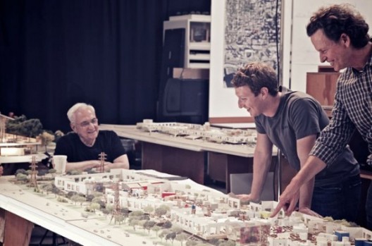 Frank Gehry and Mark Zuckerberg discussing the Menlo Park Headquarters in California © Frank Gehry/Gehry Partners via Bloomberg