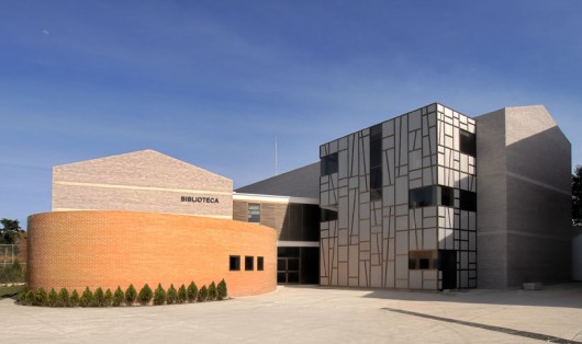 Biblioteca Villa de los niños / Solis Colomer Arquitectos Biblioteca Villa de los niños / Solis Colomer Arquitectos Courtesy of Solis Colomer arquitectos