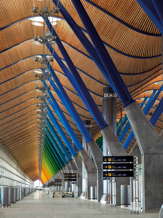 Richard Rogers Partnership Terminal 4, Barajas Airport, Madrid 1997-2005 Coloured structural 'trees' in the airport terminal © Manuel Renau Image courtesy of AENA and Manuel Renau