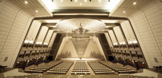 The main conference hall, via www.congre.co.jp