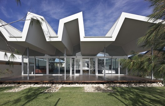 Falcon Beach House / © Adrian Iredale