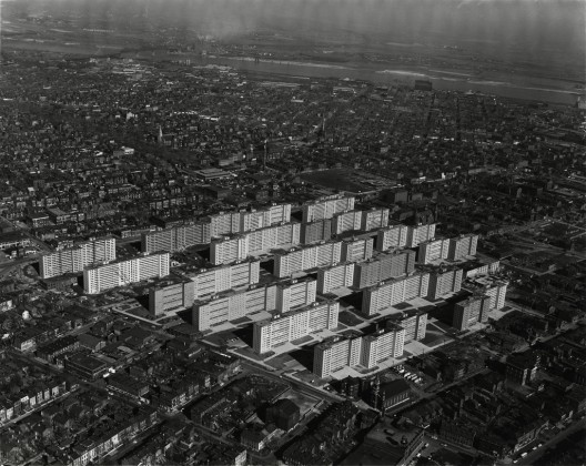 The pruitt-Igoe social housing development, built in 1954 and demolished in 1972 . Image© The Pruitt-Igoe Myth