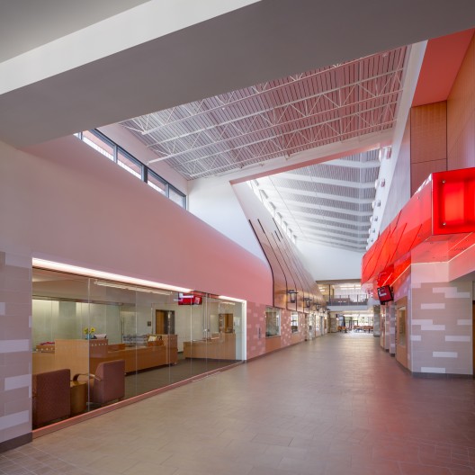 Sandy High School; Sandy, Oregon / Dull Olson Weekes – IBI Group Architects © Josh Partee