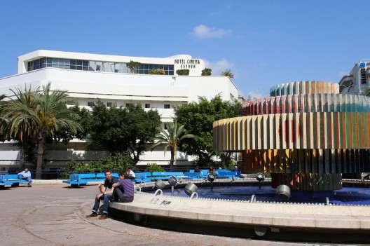 The Dizengoff Square by Genia Averbuch, 1934. Image © Vicen-t