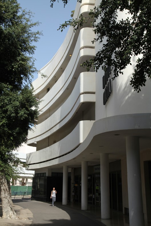 The Cinema Hotel (former Esther Cinema) by Yehuda Magidovitch, 1938 . Image Courtesy of Flickr CC License / Frank Kresin