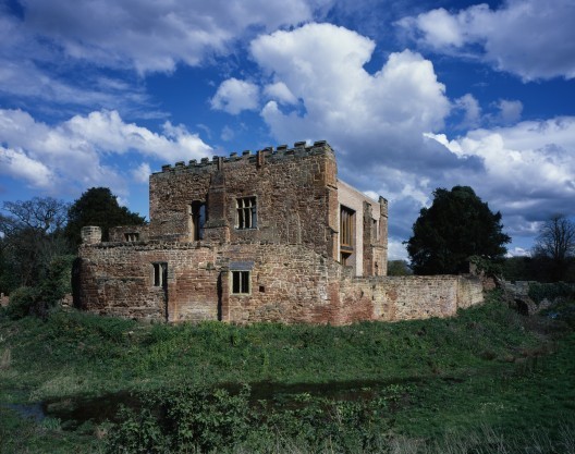 Astley Castle / Witherford Watson Mann Architects . Image © Helene Binet