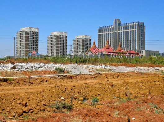 Chenggong, a city in Yunnan Province, has grown rapidly in the past seven years but is still lacking in residents. Image © Remko Tanis, Flickr User remkotanis
