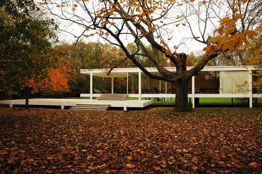 The Farnsworth House, by Mies van der Rohe, has influenced generations of architects -- but is it really the best paragon for architecture?. Image © Greg Robbins