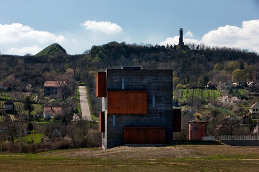 © Tamas Bujnovszky
