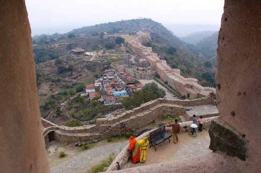 Great Wall at Kumbhalgarh. Via Flickr CC User. Image © Dave Poortvliet