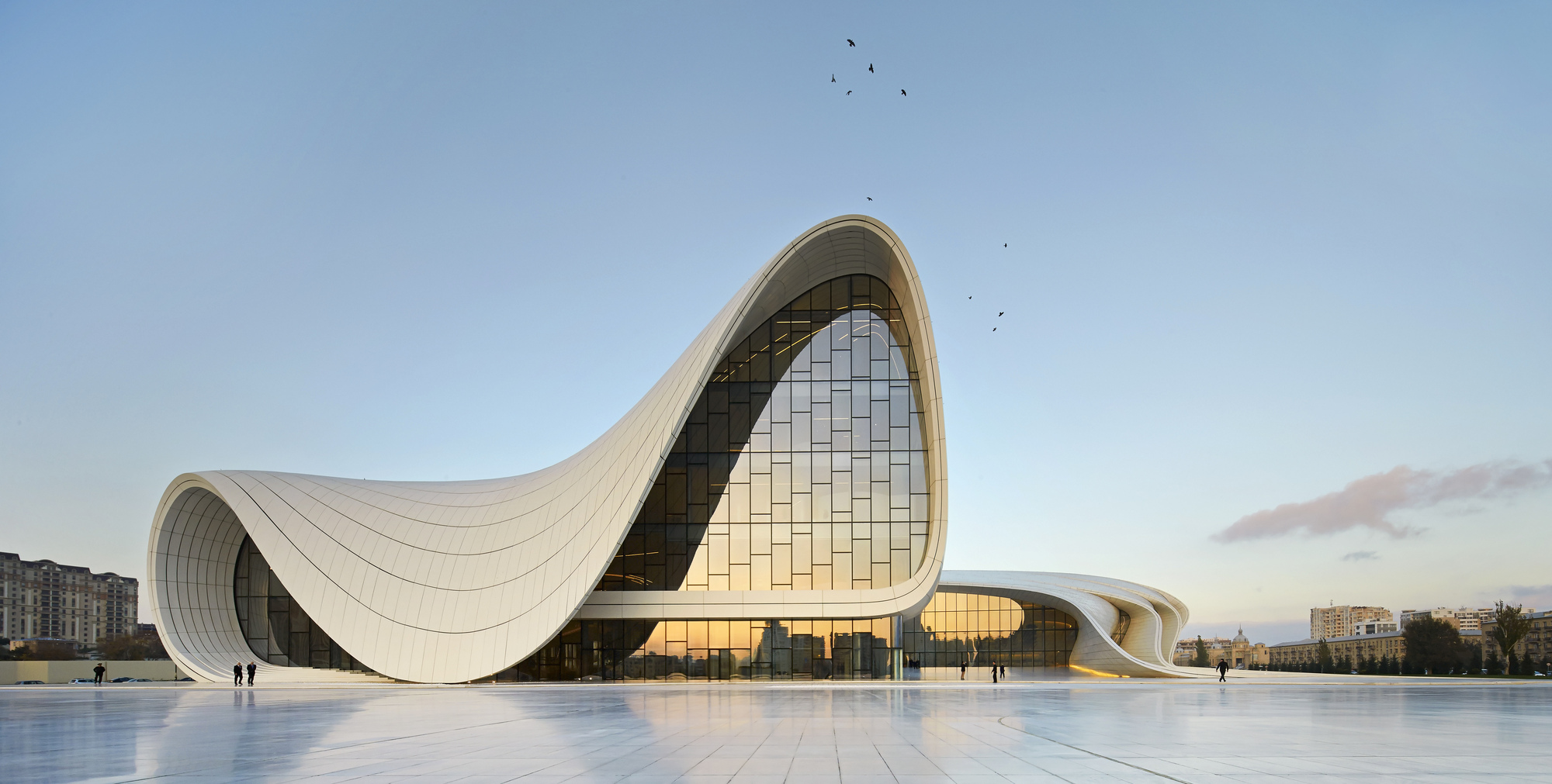 52852152e8e44e8e7200015f_heydar-aliyev-center-zaha-hadid-architects_hac_exterior_photo_by_hufton_crow_-1-.jpg