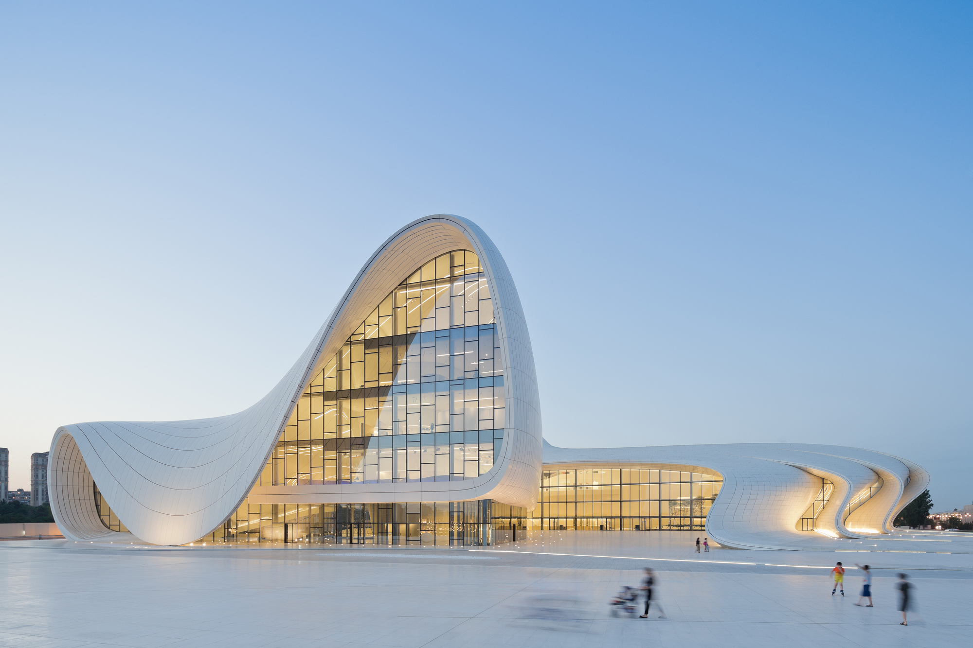 52852180e8e44e222500014a_heydar-aliyev-center-zaha-hadid-architects_hac_photo_by_iwan_baan_-4-.jpg