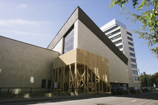 Temporary staircase designed by Tomomi Hayashi leading to the so-called Sprat-Tin Hall of the Ministry of Foreign Affairs building where the Curators’ Exhibition took place. Image © Tonu Tunnel