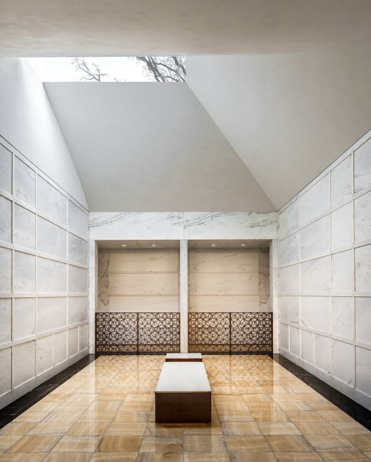 Lakewood Cemetery Garden Mausoleum / HGA Architects and Engineers © Paul Crosby Photography
