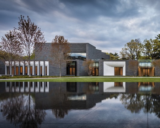Lakewood Cemetery Garden Mausoleum / HGA Architects and Engineers © Paul Crosby Photography