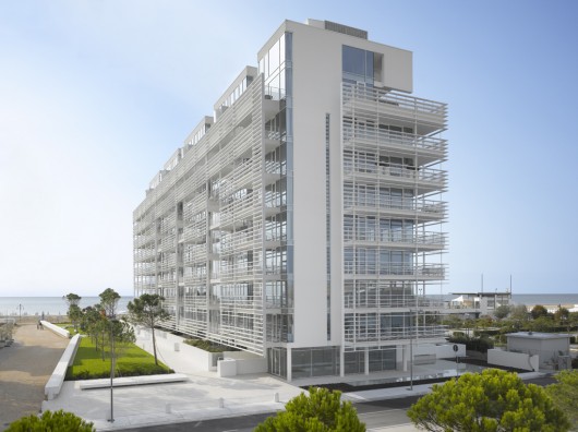 Richard Meier & Partners–Jesolo Lido Condominium, Jesolo, Italy | Photo: Roland Halbe