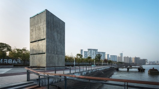 The Vertical Glass House (2013), built at the West Bund Biennale of Architecture and Contemporary Art, Shanghai. Image Courtesy of Atelier FCJZ