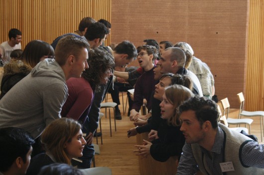 Delegates discussing. Image © Vinesh Pomal / Zlatina Spasova
