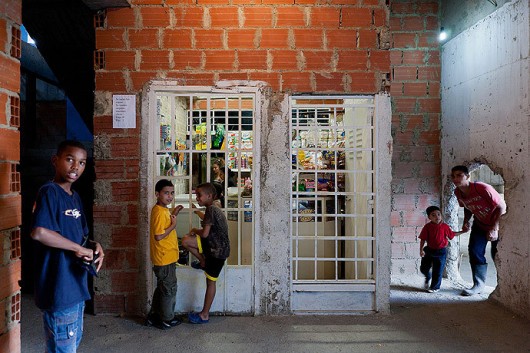 Image of Torre David in Venezuela, an unfinished skyscraper that has become a (modified/adapted) slum settlement.