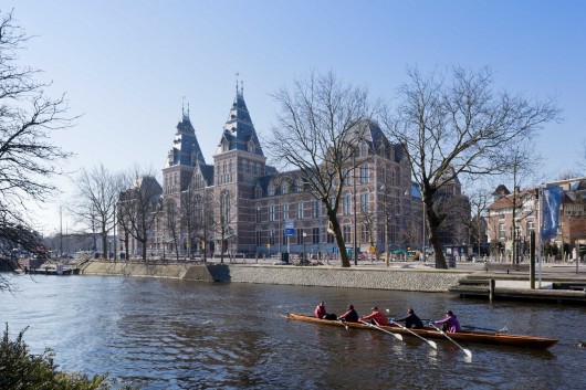 Courtesy of Rijksmuseum / View across the Singelgrachtkering Canal. Image © Iwan Baan