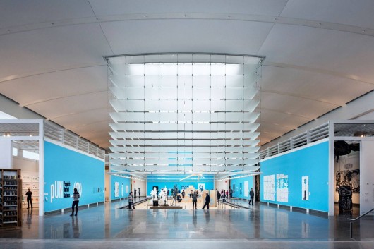 The recently completed Queens Museum, which features a prismatic glass-louvered system that distributes light into the central and side galleries. / © David Sundberg