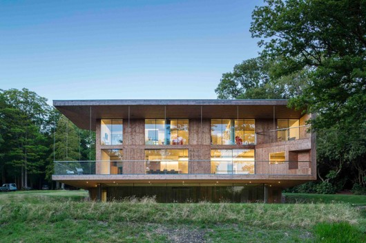 Red Bridge House / Smerin Architects. Image © Tim Crocker