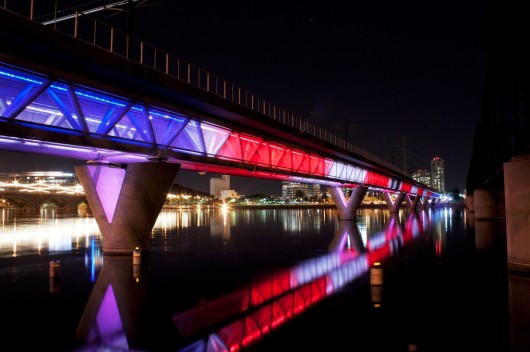 Phoenix Light Rail crossing Tempe Town Lake. Image © CC Flickr User Alan Stark